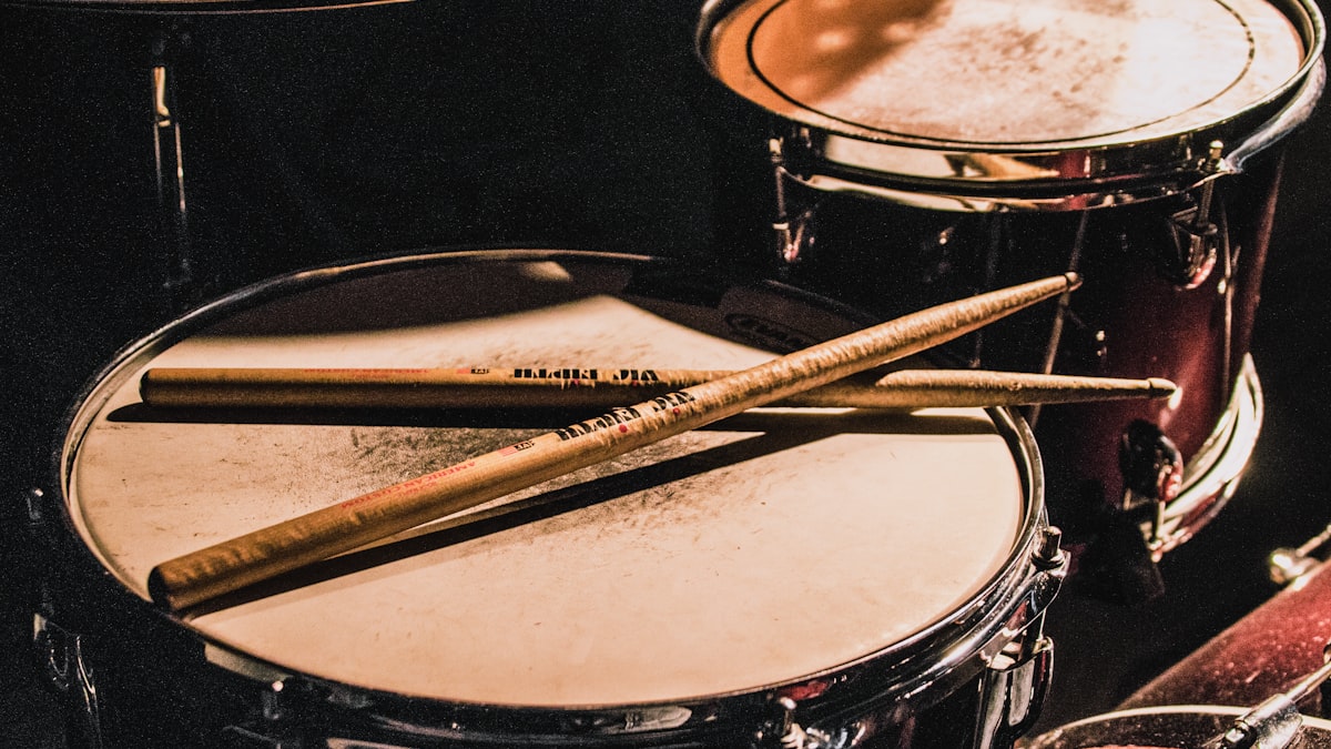 Il compenso dello streaming è una torta di dimensioni fisse: più brani la reclamano, più sottili diventano le fette per i musicisti reali.
