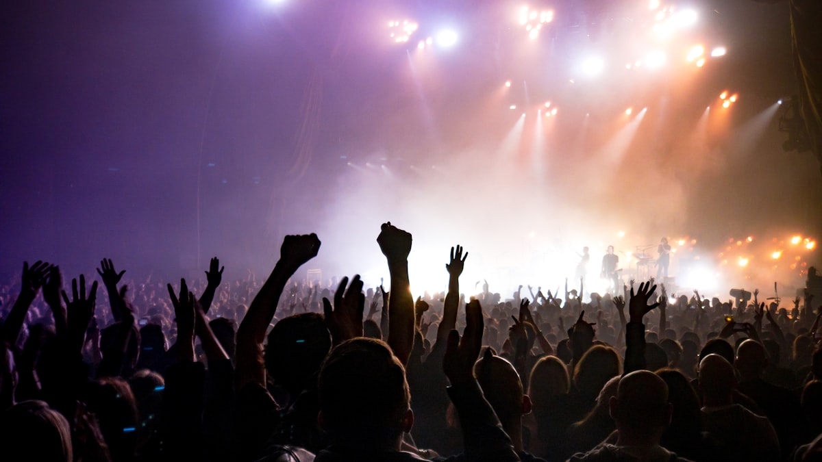 In un'epoca di ascolti infiniti e quasi gratuiti, il concerto dal vivo è diventato il bene raro che il pubblico è disposto a pagare.