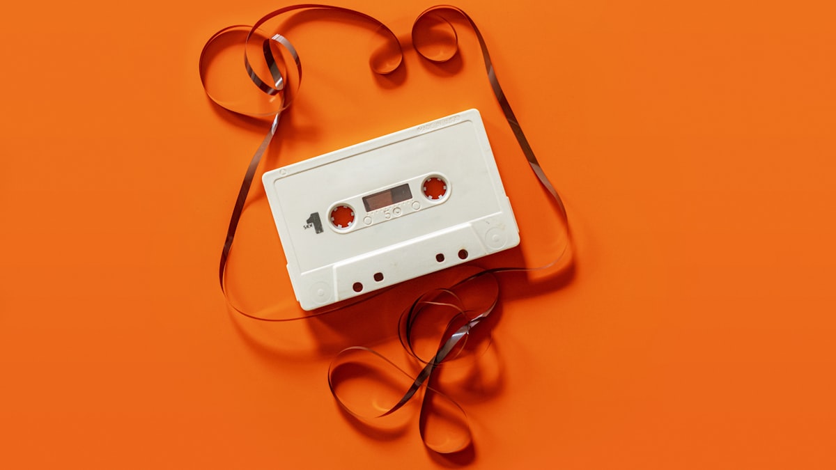 Tra le milioni di canzoni caricate ogni mese sulle piattaforme, e sempre piu difficile capire quali siano state scritte da un essere umano.
